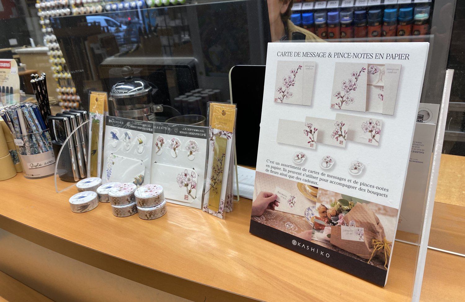パリの画材店 Dalbe に並ぶKASHIKOの文具