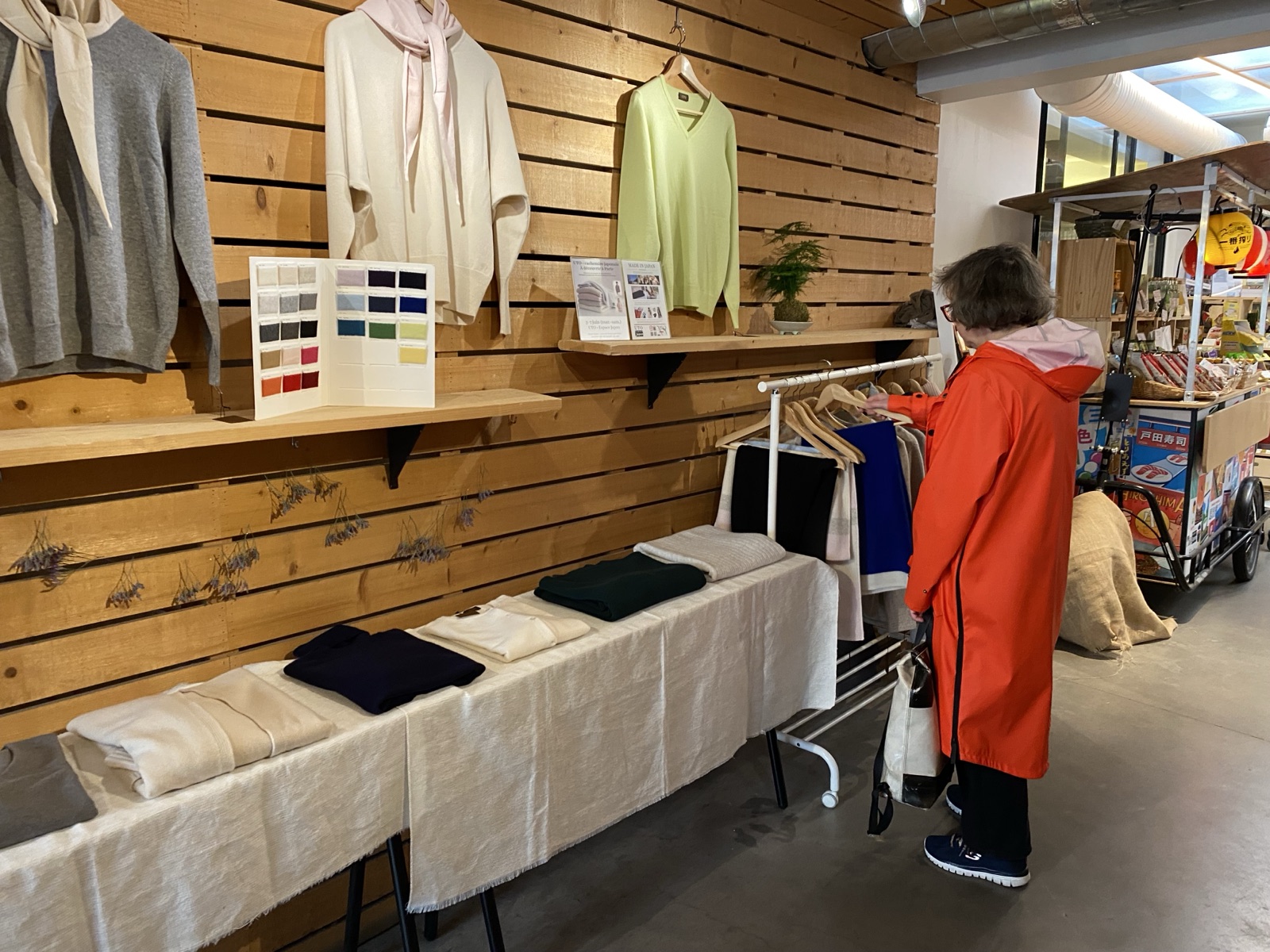 Espace Japon(パリ)の販売会。木の壁面ディスプレイとカラーチャート
