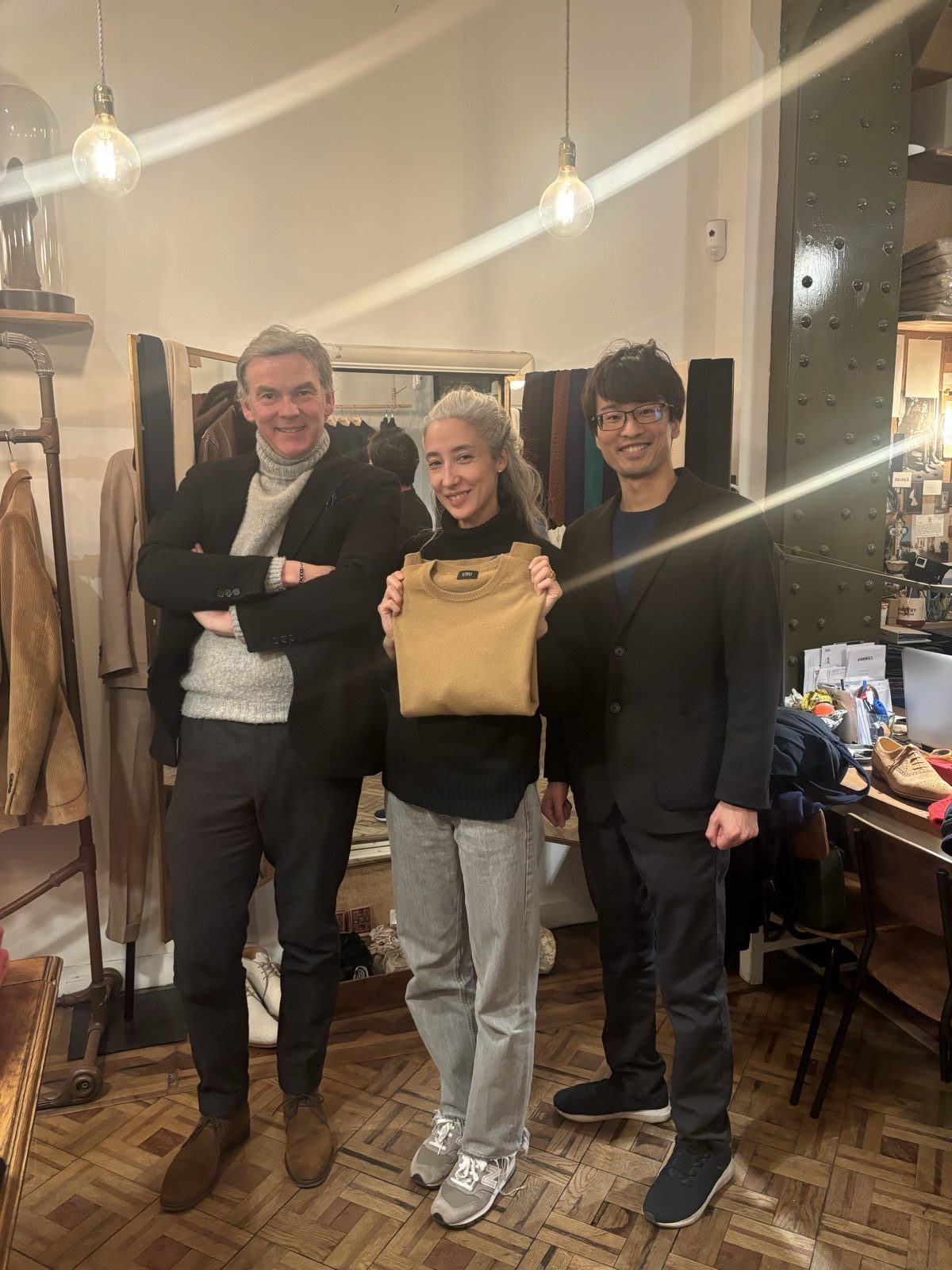 パリの名店 Maison Gabriel Paris の販売会。UTOのカシミヤニットを手に、現地で関係を築く