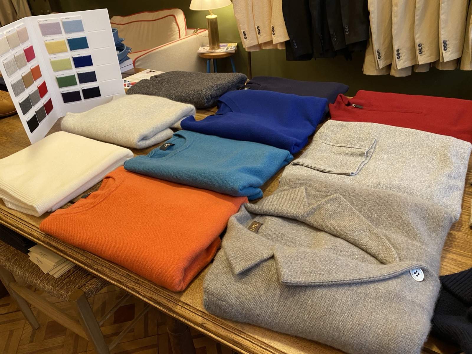 Maison Gabriel Paris の販売会に並ぶUTOのカシミヤニットとカラーチャート