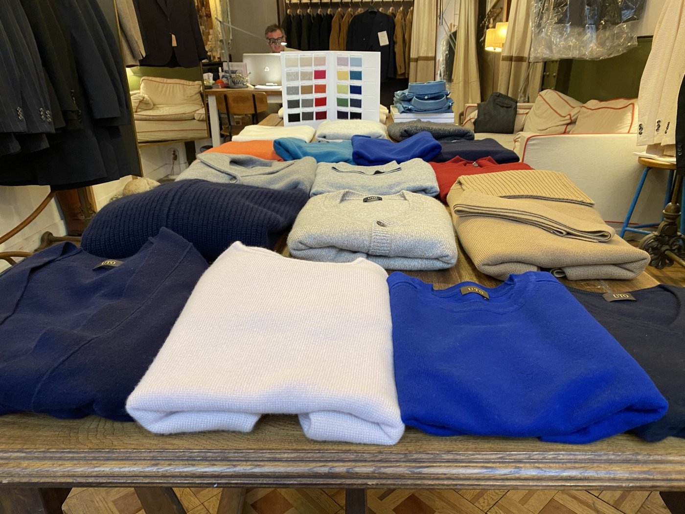 パリ Maison Gabriel に並ぶUTOのカシミヤニット