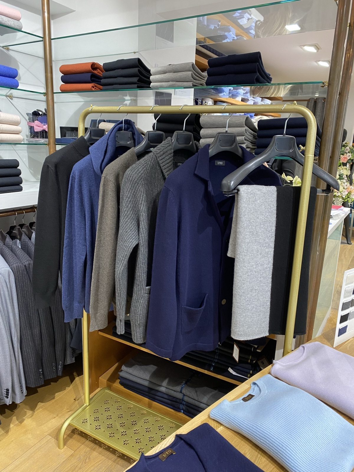 Smuggler の売り場に並ぶUTOのカシミヤニット