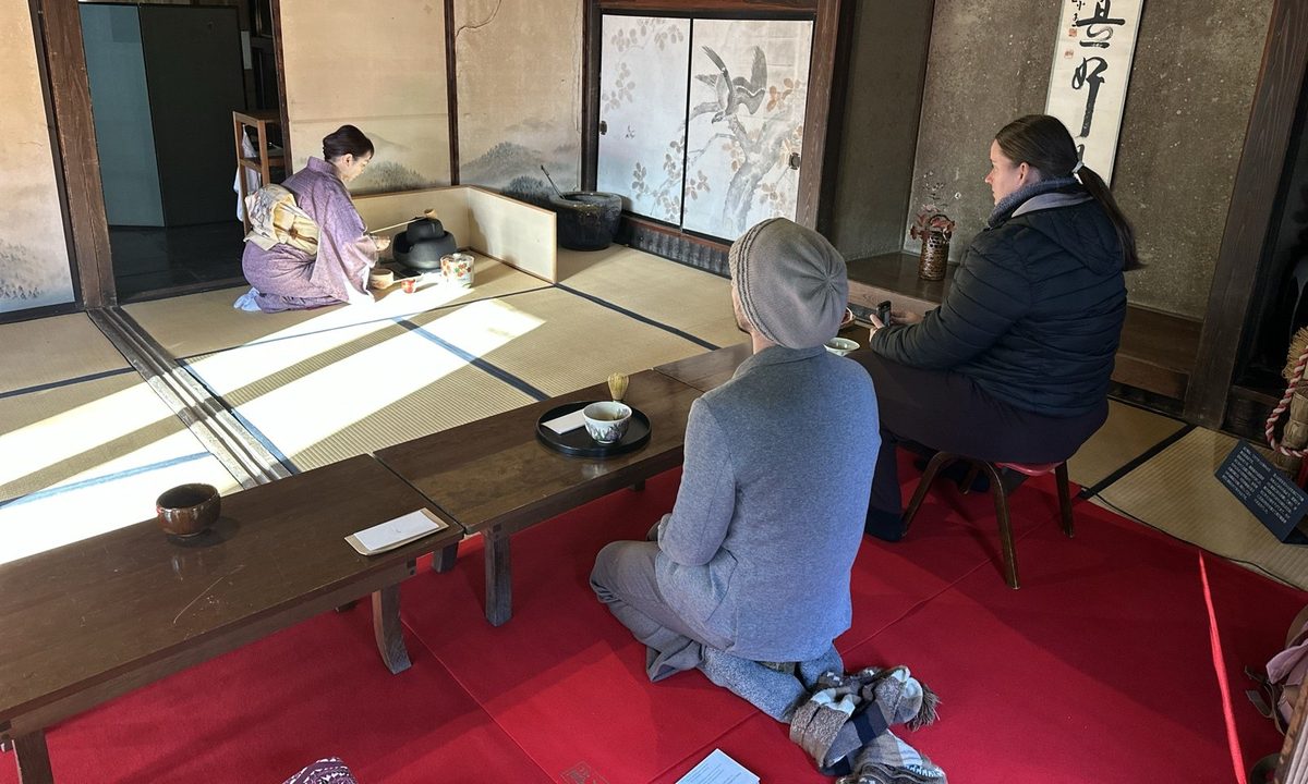 古民家の茶室で日本の茶道を体験する海外からのゲスト