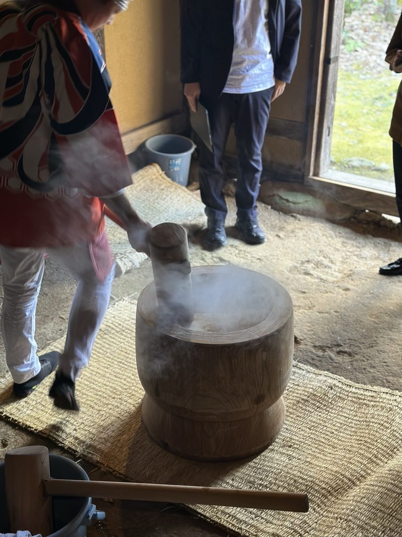古民家で餅つき体験に臨むゲスト