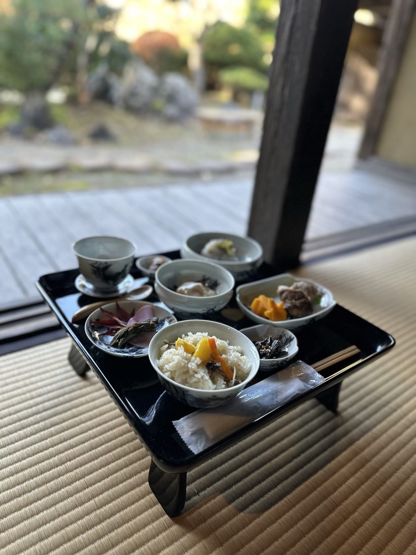 庭を望む古民家でいただく郷土料理の御膳