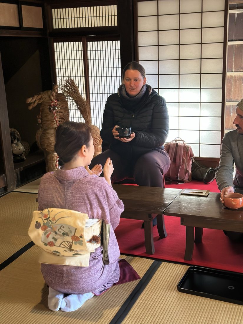 着物姿の亭主による茶道のもてなし