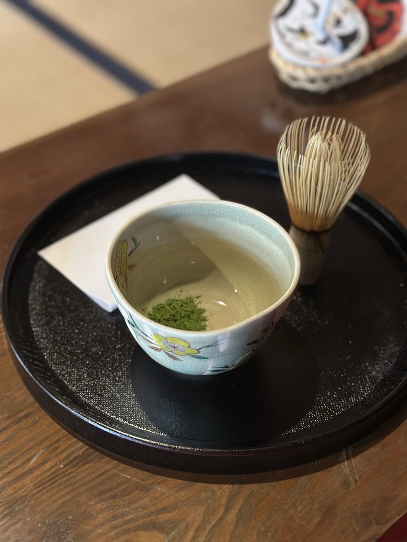 点てたばかりの抹茶と茶碗